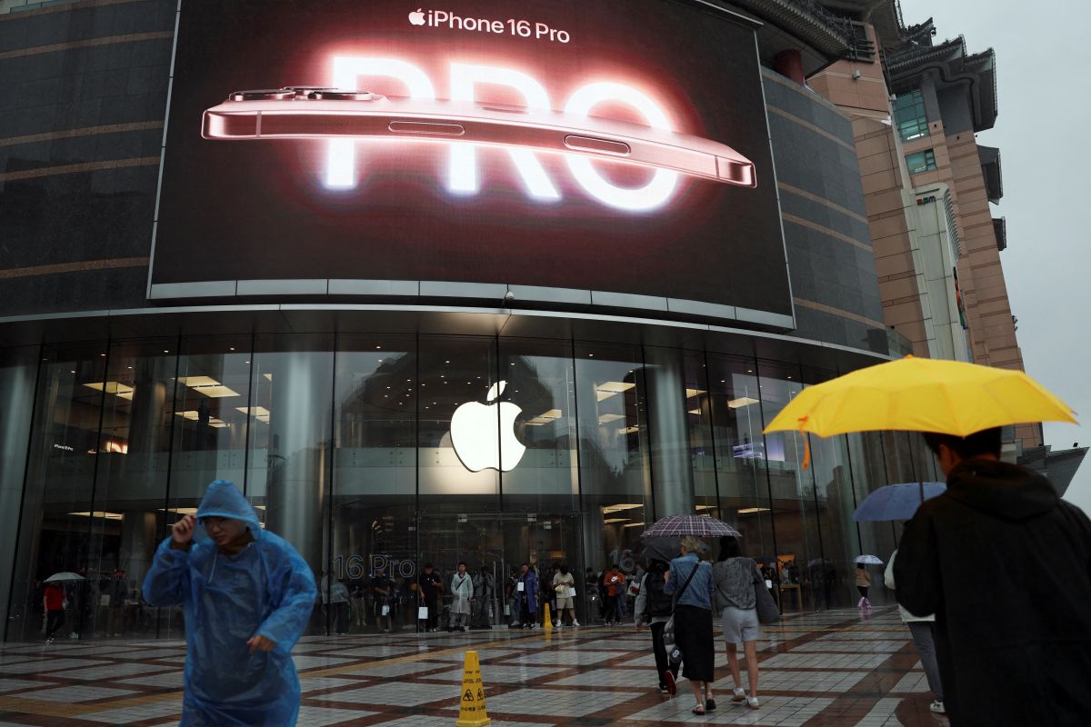 China Reportedly Considers Probe Into Apple's Policies, App Store Fees